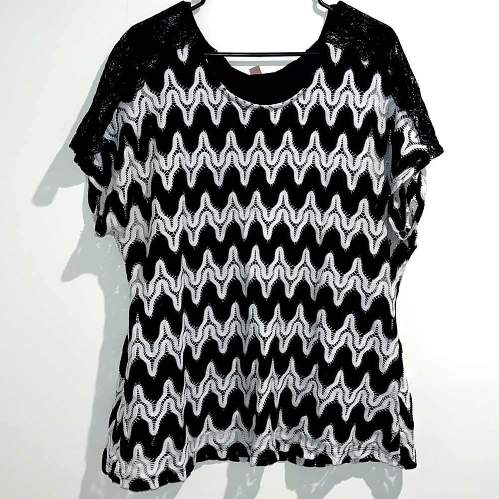 🌸 Roz & Ali black white lace top. Size 3X.